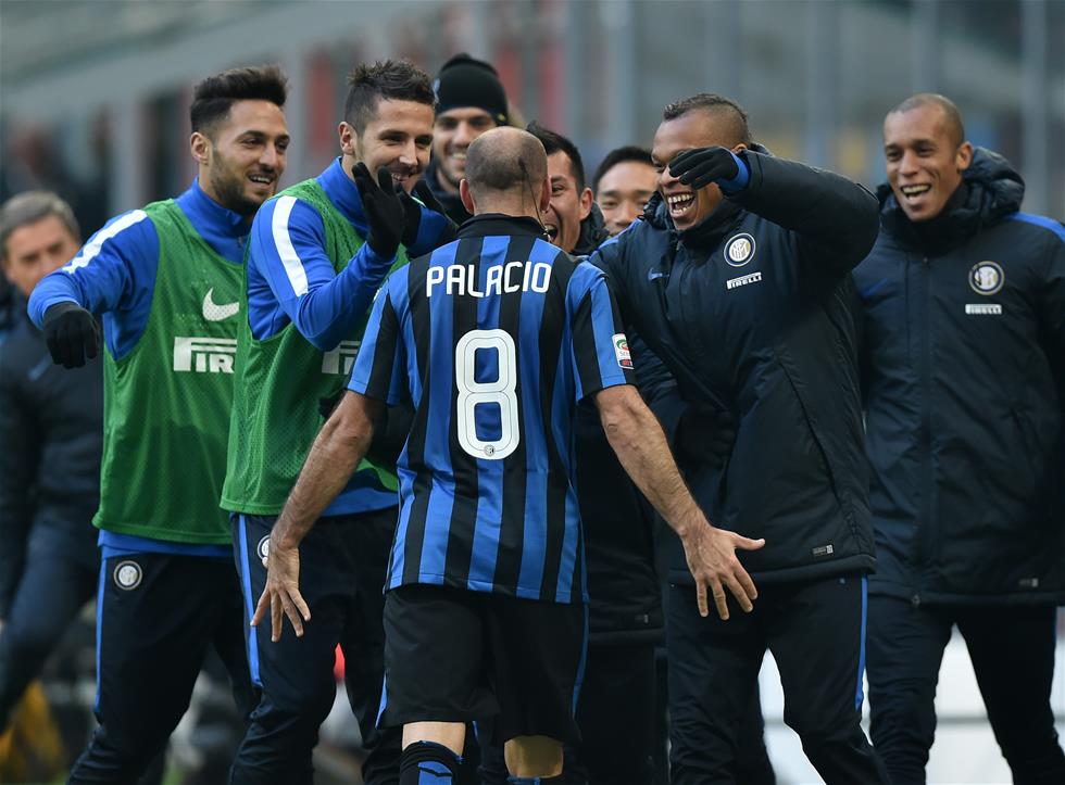 两人传接球，第三人要动 国际米兰这场比赛中有大量的“第三人动” 战术视角（战术视角：国际米兰此役大量运用两人传递引出的第三人跑动）