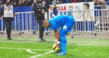 足坛一夜动态：AC米兰大逆转登顶意甲第1，B费创纪录曼联复仇狼队（足坛一夜速递：AC米兰逆转登顶意甲榜首，B费破纪录助曼联复仇狼队）