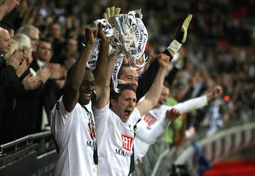 上海海港夺冠背后是穆斯卡特的战略放弃与坚守，成功卫冕中超冠军。（从战略取舍到坚守底线，穆斯卡特助上海海港完成中超卫冕）