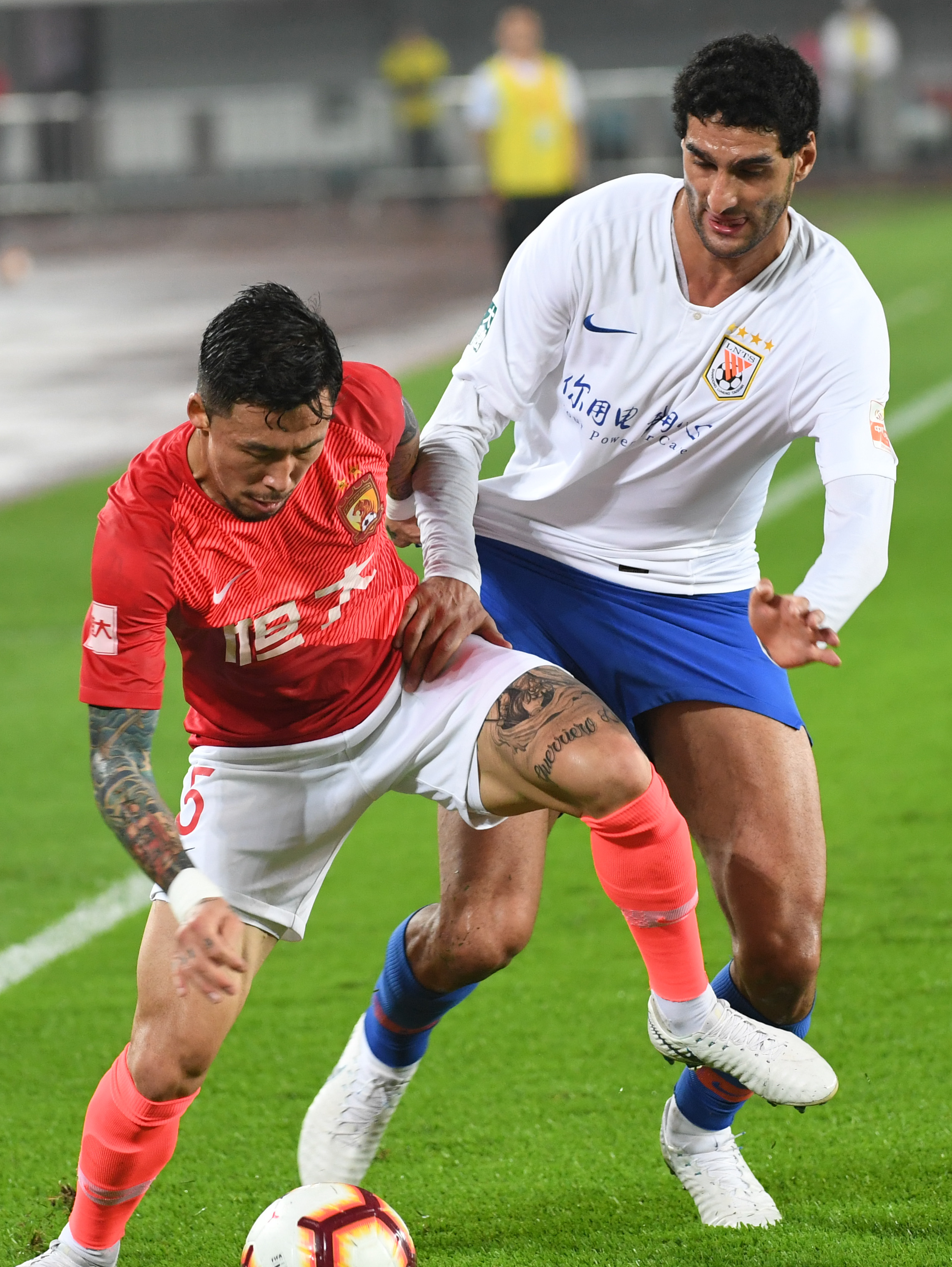 巴萨2026-27赛季复古球衣曝光：黑色主色调，青绿色粉色渐变条纹（巴萨2026／27赛季复古球衣曝光：主打黑色，青绿粉渐变条纹）