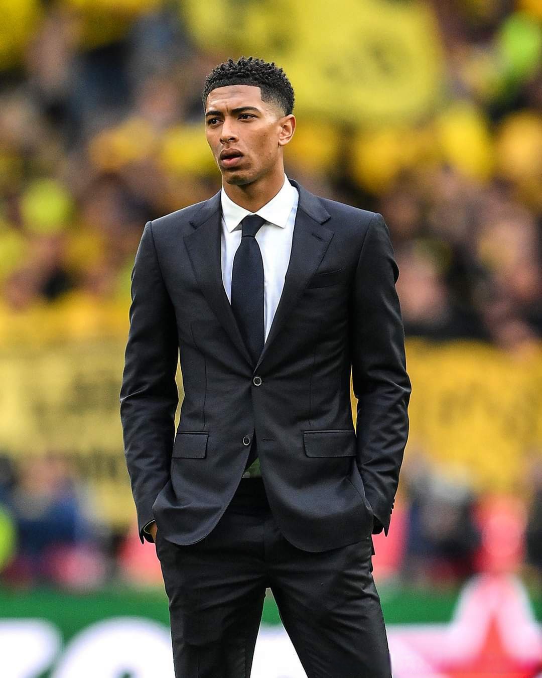 新闻背景：英超第17轮，阿斯顿维拉2-1击败曼联，豪取各项赛事10连胜。（英超第17轮维拉2-1力克曼联，各项赛事豪取十连胜）