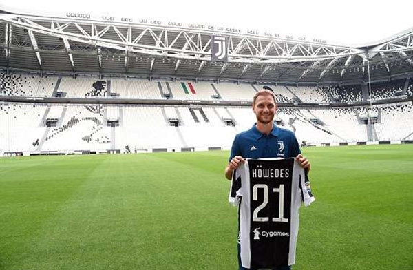 欧冠赛前穆里尼奥与两名昔日弟子重逢，并亲吻了斯内德的光头