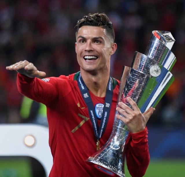 横看成岭侧成峰，乔治娜晒出差照秀出傲人身材