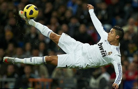 继C罗和小卢卡斯后，奥斯梅恩是第三位欧冠客场对贾府戴帽的球员（奥斯梅恩成继C罗、小卢卡斯后欧冠客战贾府戴帽的第三人）