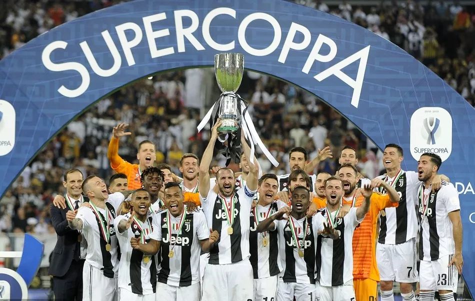 阿德莱德联官方：古德温在场边默默支持着队友们（阿德莱德联官宣：古德温场边观战，低调为队友打气）