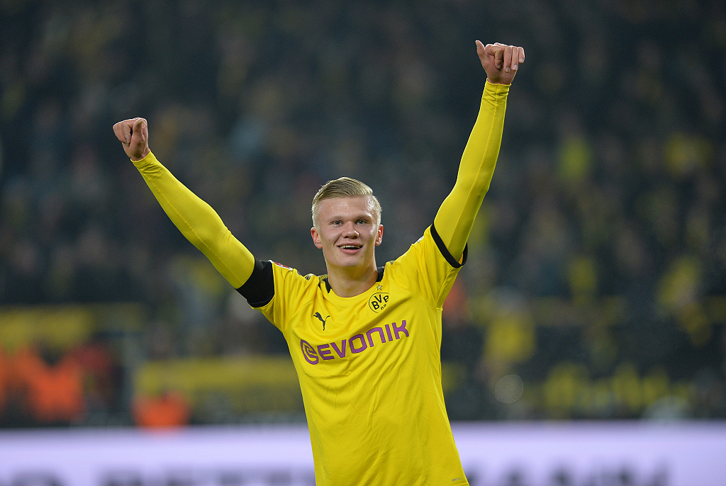 詹姆斯助攻队友完成精彩扣篮