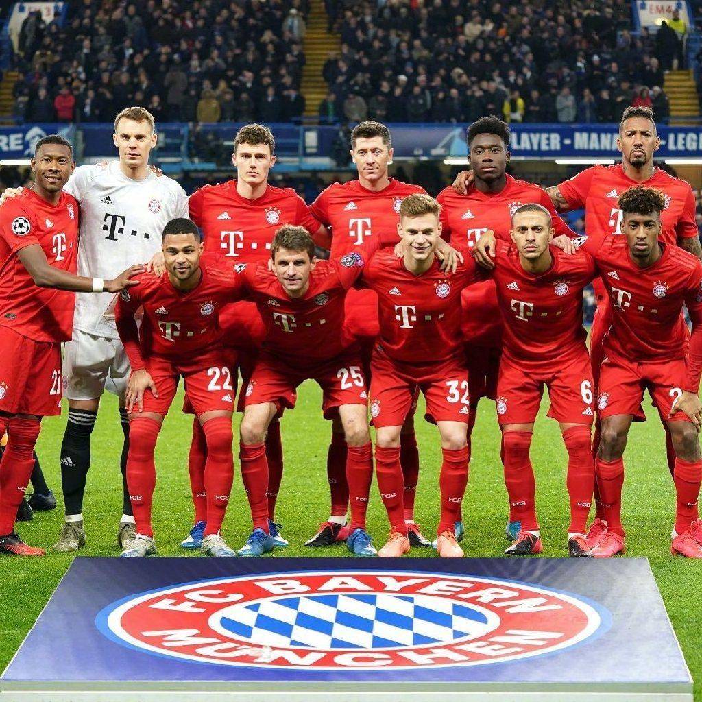 AC米兰主场3-2逆转都灵，40岁魔笛全场发挥，助力球队重返榜首，展现强大实力与斗志。