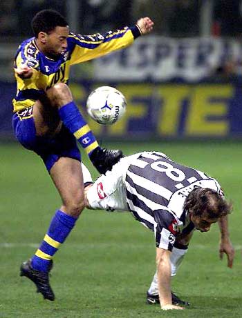 状态低迷遭遇三连平，皇马丢掉西甲积分榜榜首（三连平凸显状态低迷，皇马让出西甲榜首）